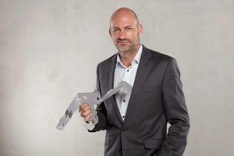 Markus Hermann, Geschäftsführer, mit Blechteil